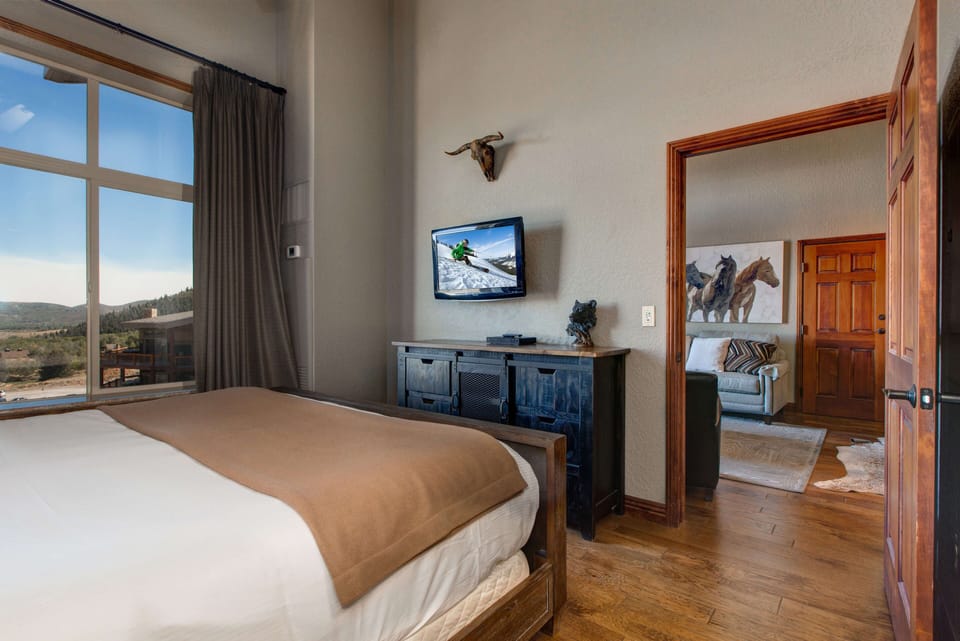 Westgate 3901A: Primary bedroom with King bed