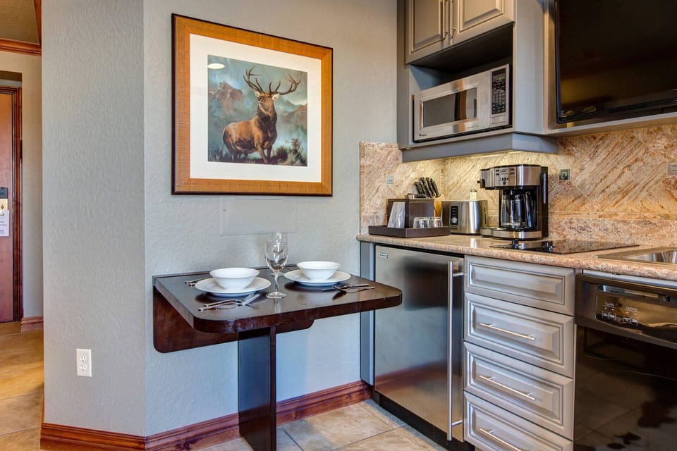 Vacation Rentals in Park City at Westgate 3901B: Kitchenette and dining area