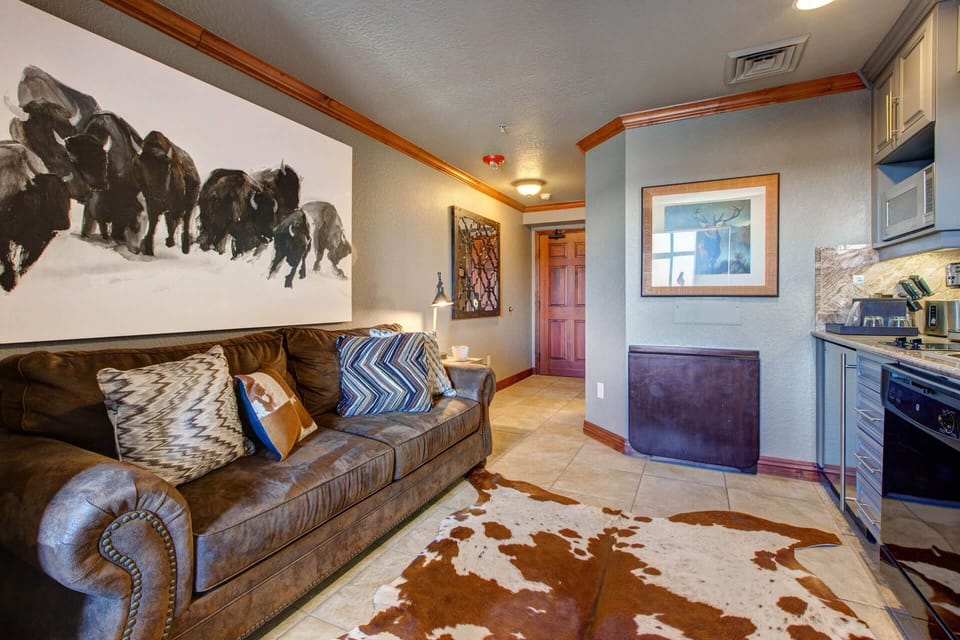 Westgate 3901B: Living room area with Queen sleeper sofa