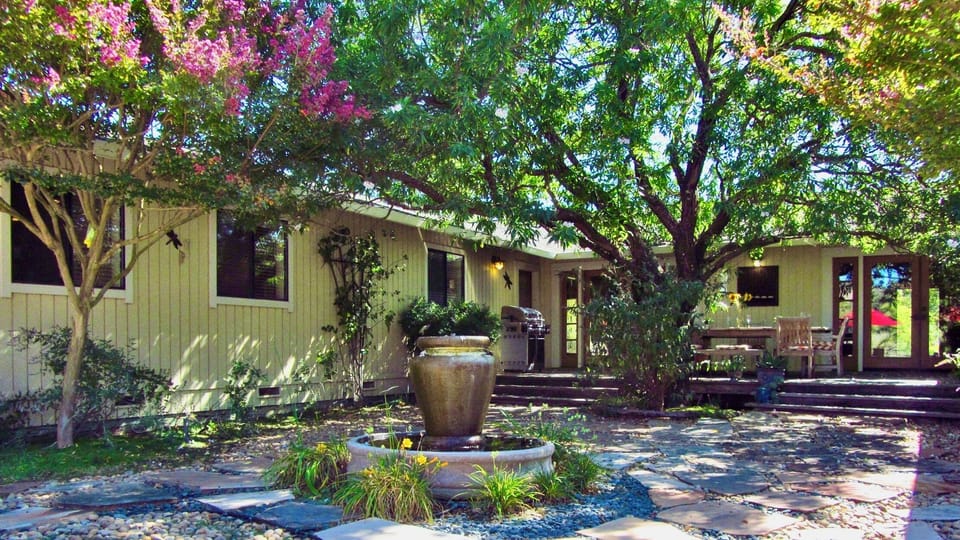 Courtyard and dining area to pool