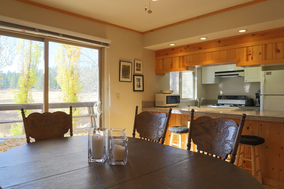 nice dining area right next to the kitchen