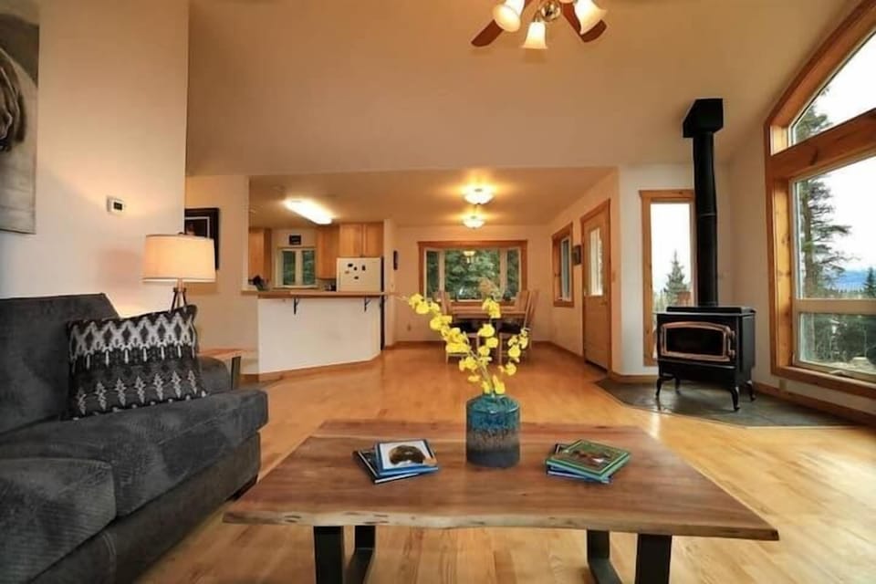 (2)make memories together in this spacious living area