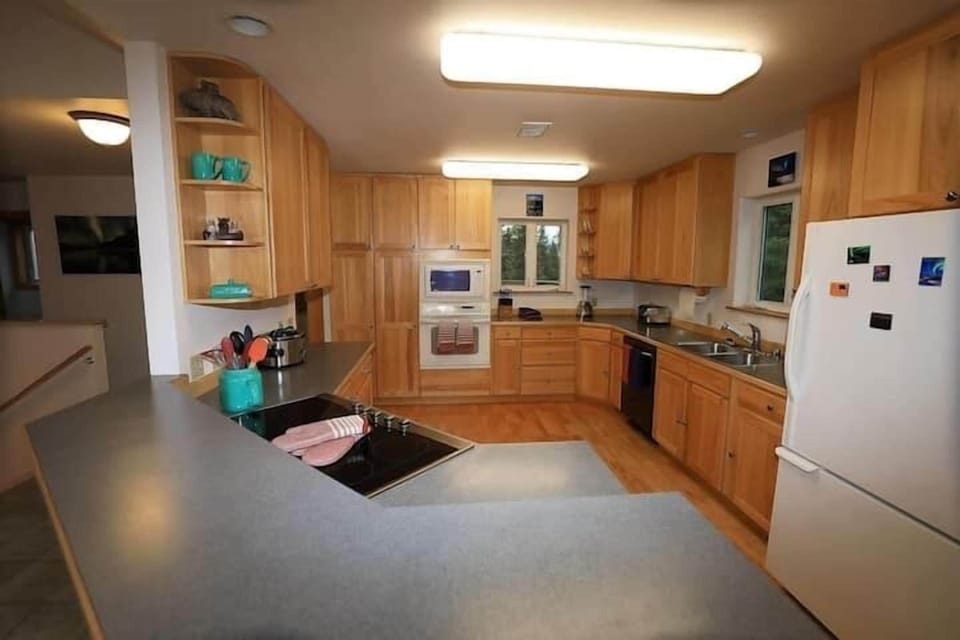 (9) open kitchen with plenty of counter space for at home cooking