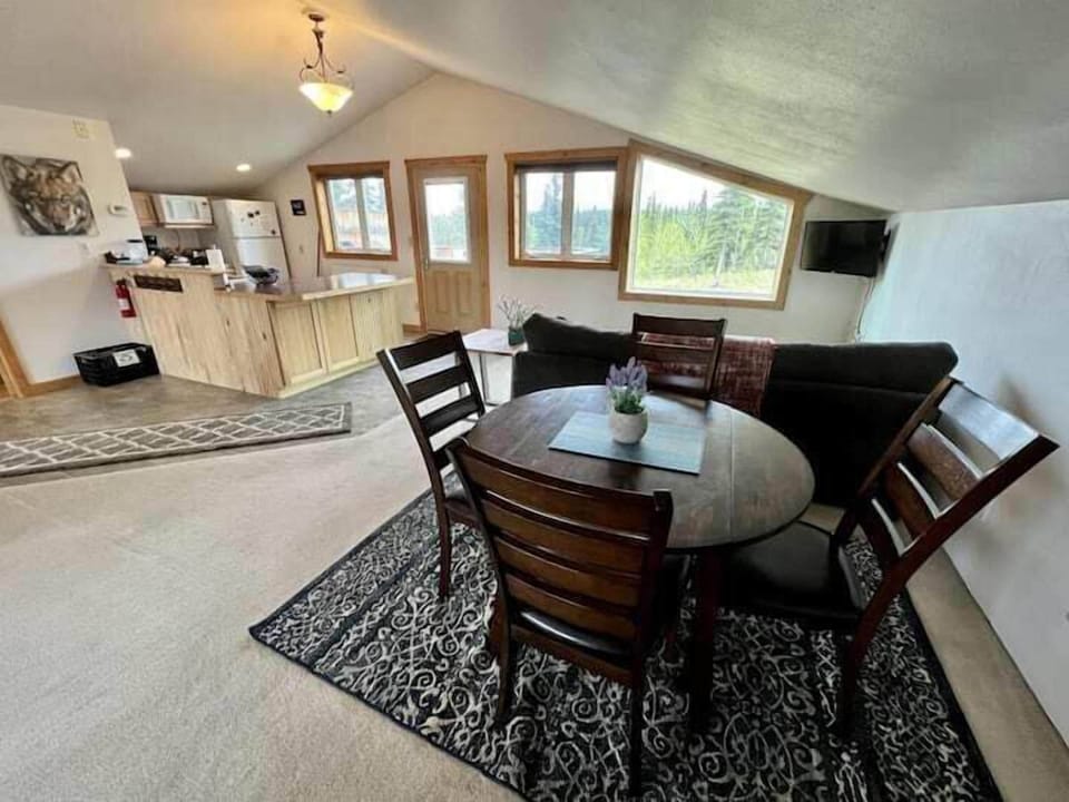 (18) mountain views from the dining area