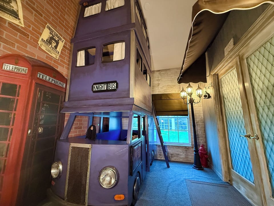 Harry Potter 13 ft tall 'Knight Bus' in Diagon Alley sleeps 2 on twin bunkbeds!