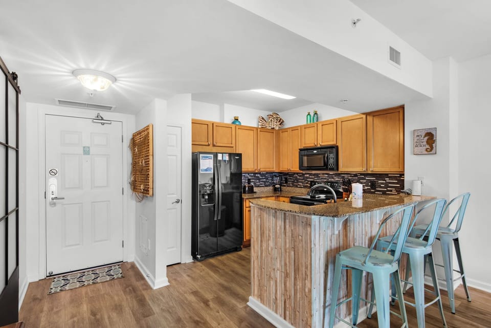 Kitchen with eat-in bar