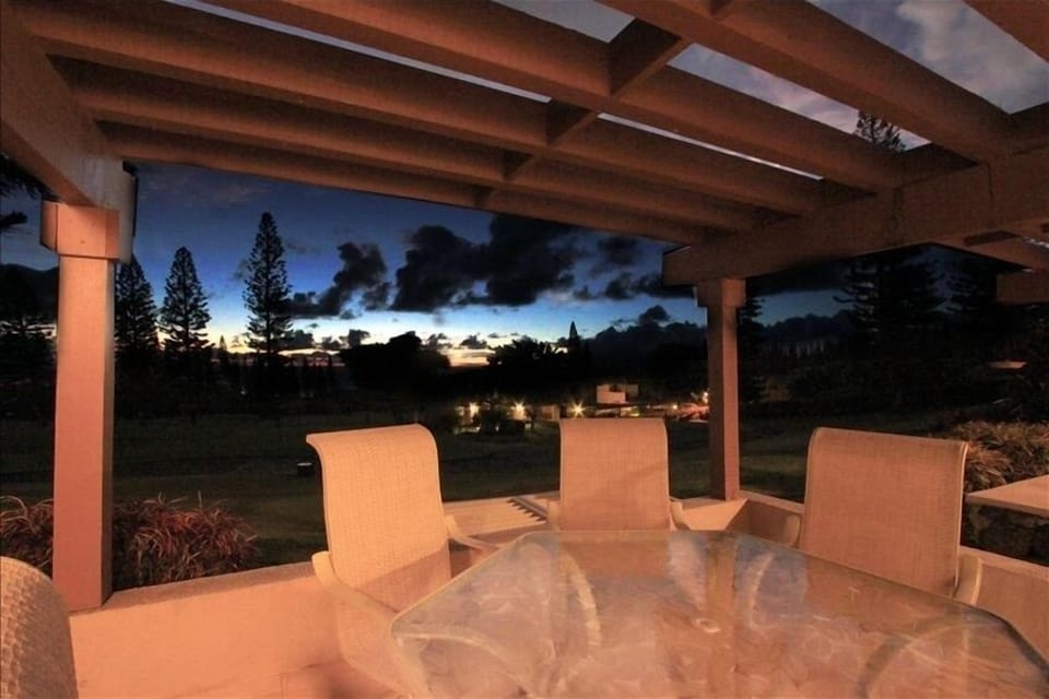 Dining for 6 on the lanai at night...