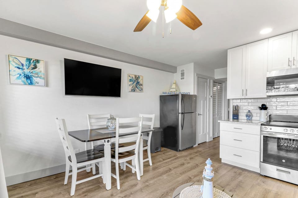 Dining area - Living and dining area are great for hanging out and enjoying a meal together.