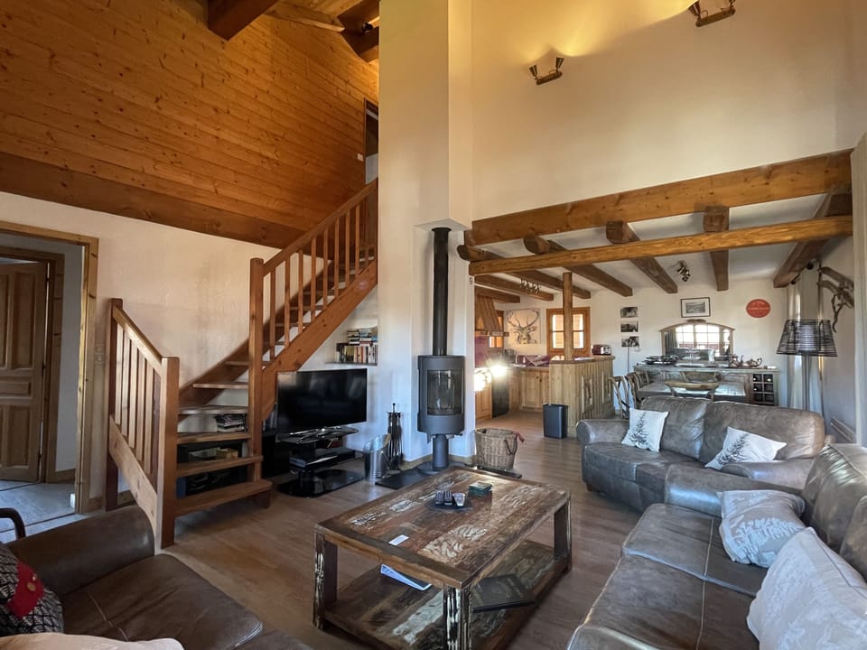 Lounge, stylish wood burning fire, 40" TV with Sky