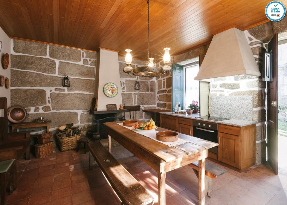 Cozinha, com lareira decorativa