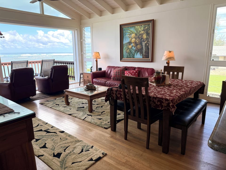 Upstairs Vaulted Great Room - gourmet kitchen, dining, living room & lanai. 