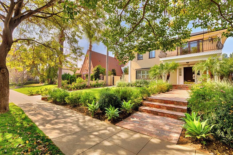 Stroll along this lovely sidewalk, surrounded by lush greenery in Los Feliz.