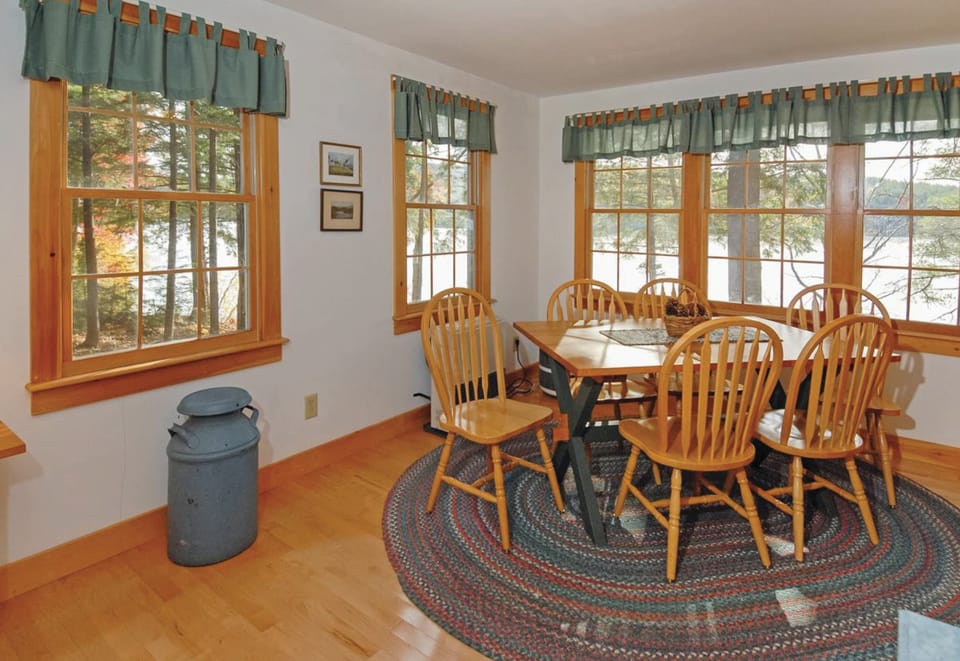 Kitchen Dining w Lake View