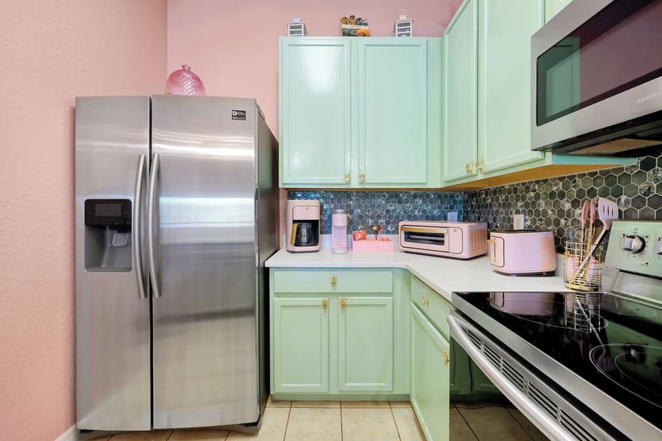 Start your morning island-style — enjoy fresh coffee from the Keurig or classic brewer beside your stainless fridge.