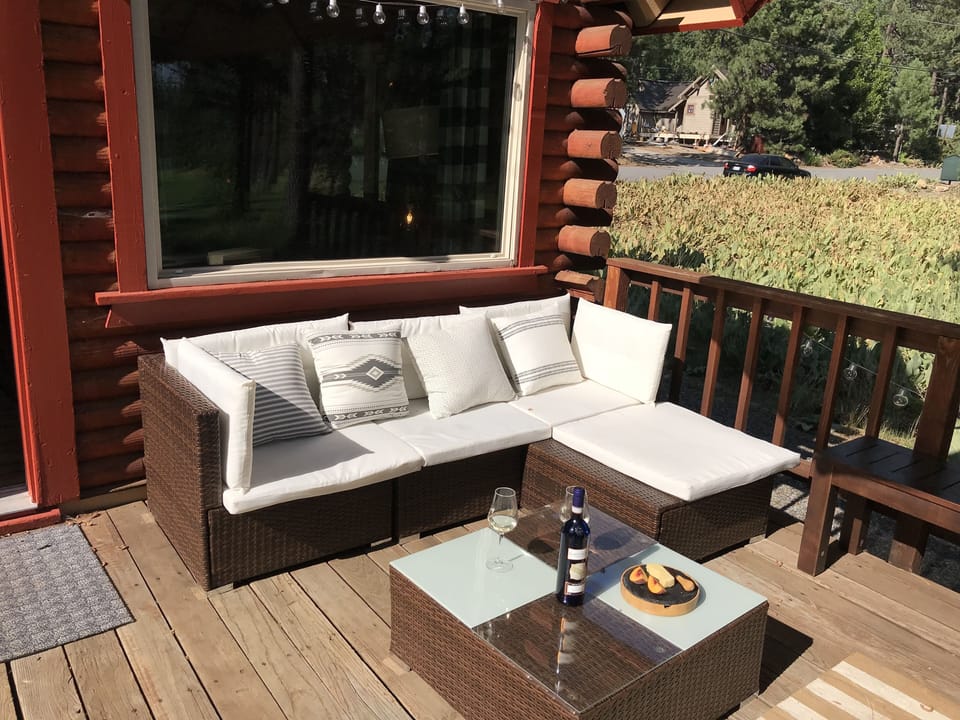Outdoor lounge area, steps from the hot tub