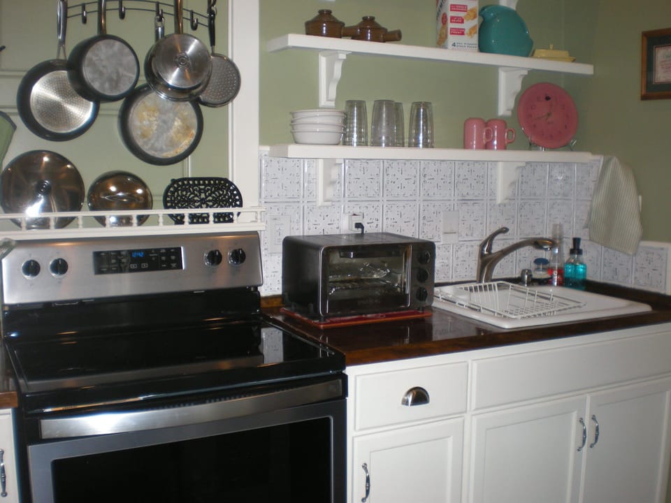 Fully equipped kitchen - complete with service for 4 guests!