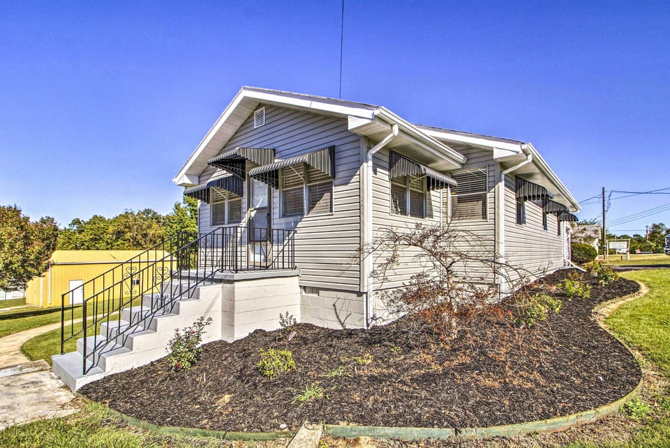 Lakeview Vacation Rental | 3BR | 2BA | 1,3650 Sq Ft | Steps Required