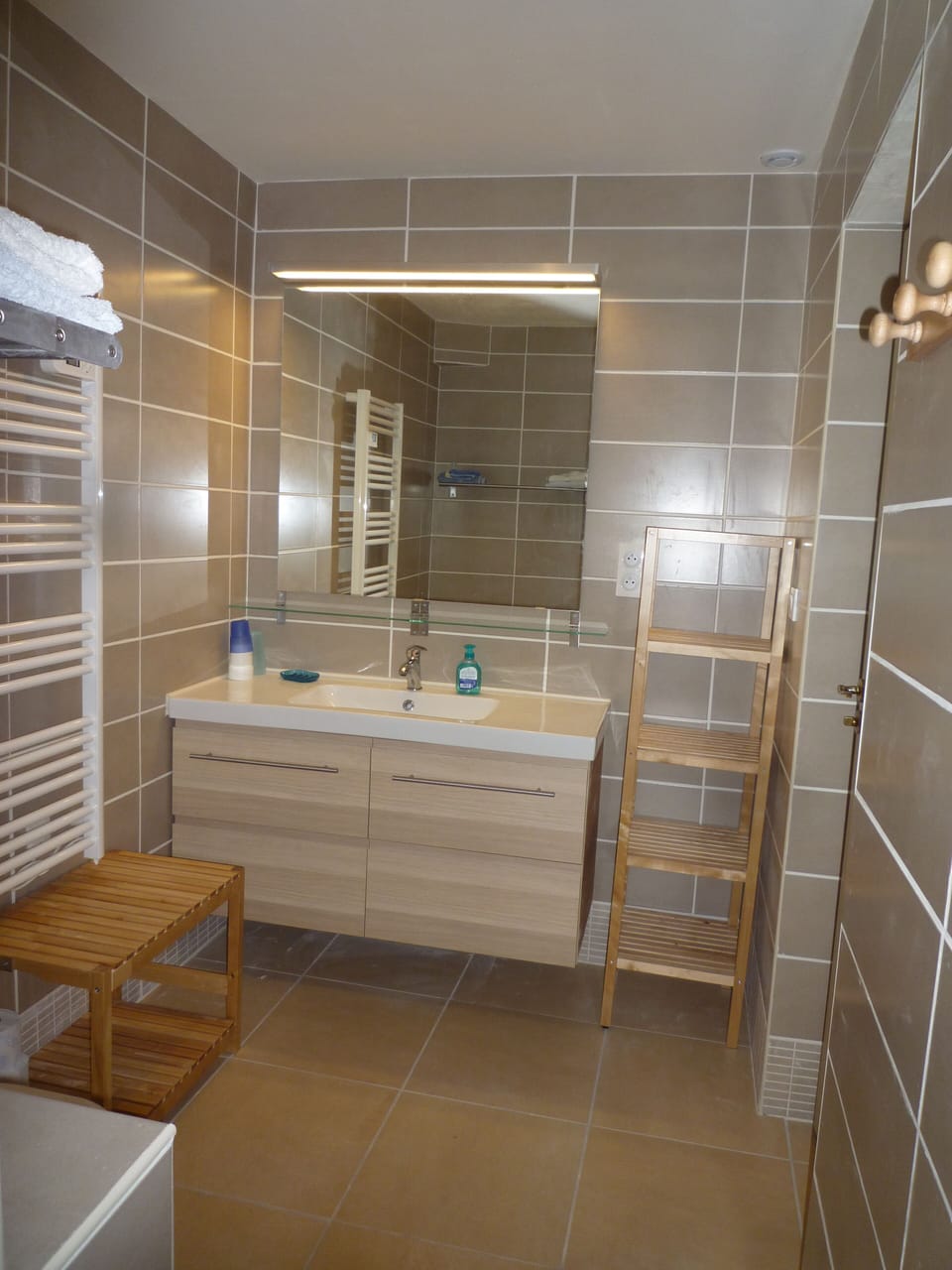 Bathroom: walk-in shower/toilet/120-cm vanity unit