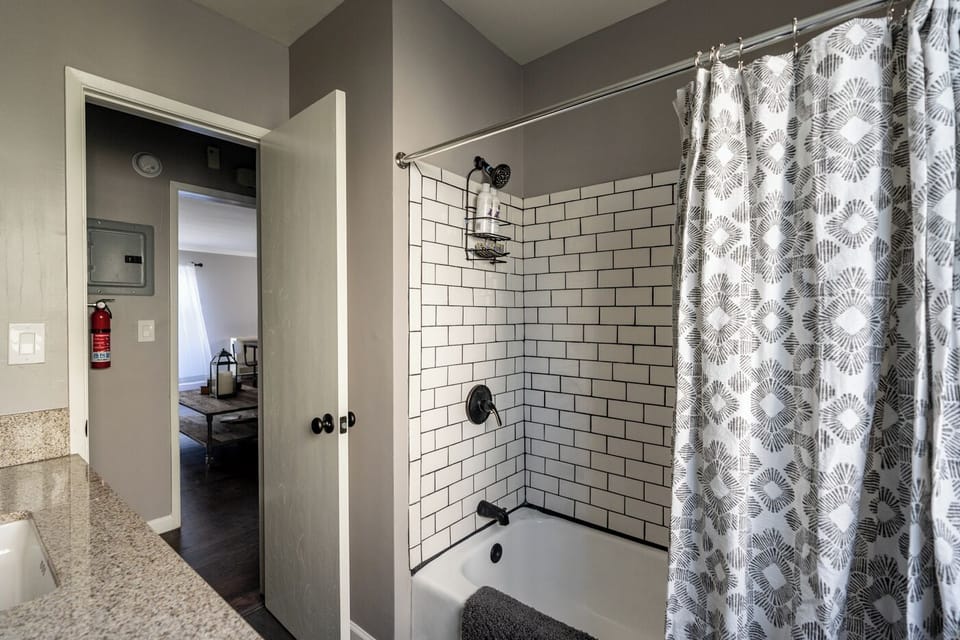 Full Size Shower & Bathtub