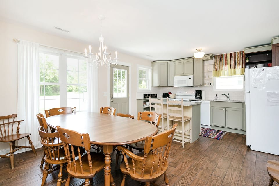 Willow Cottage kitchen and dining area