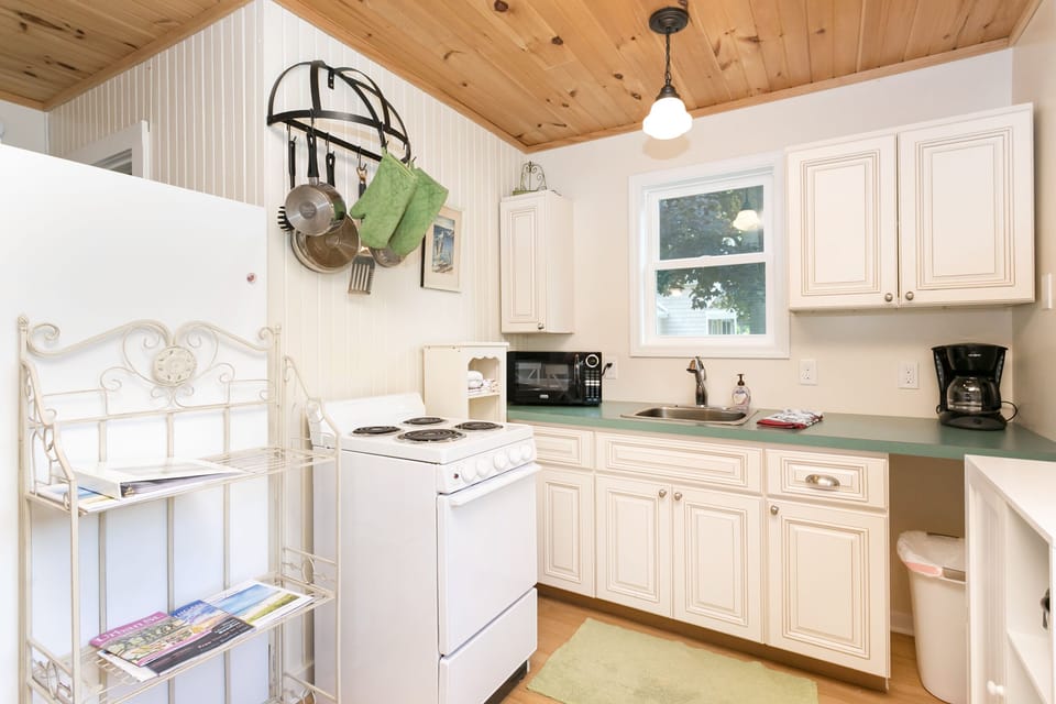 Guest Nest cottage kitchen