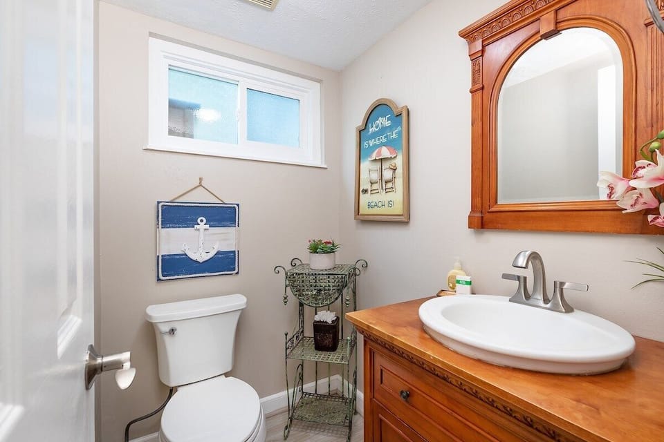 Palms main level bathroom