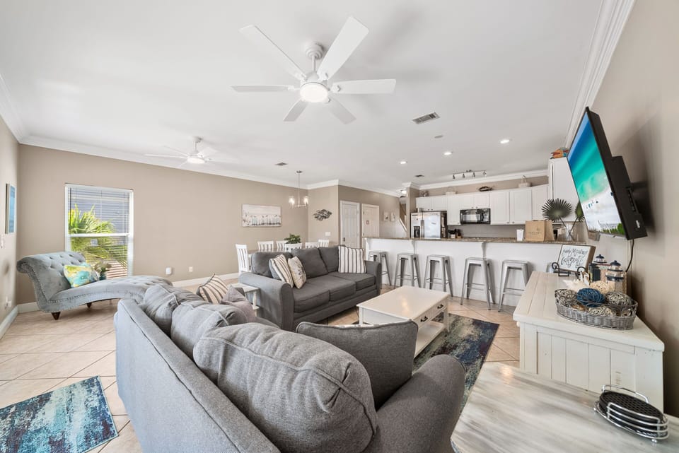 Royal Palms Retreat | Living Room