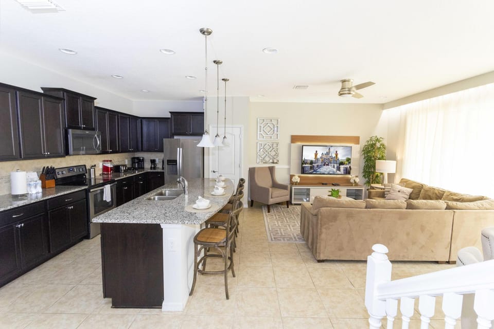 Living room / Smart TV / Open Layout