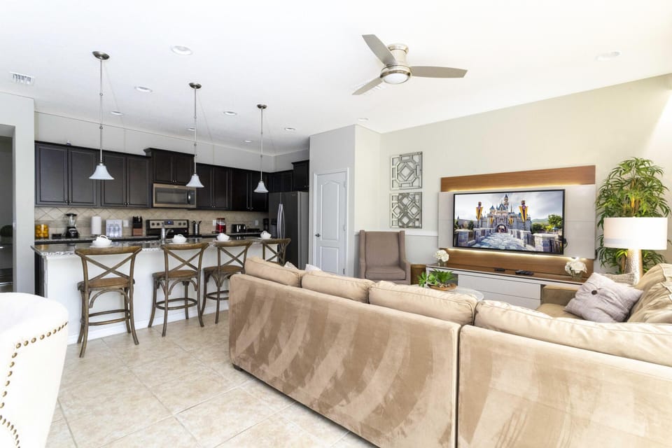 Living room / Smart TV / Open Layout