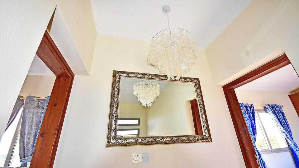 "First class location to all beaches, restaurants and public transport .Presentation by the management company was first class with clean linen ,towels etc., which were changed mid stay."