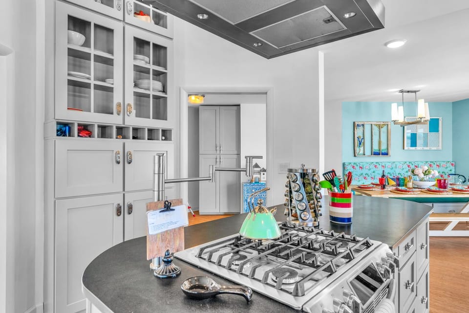 Luxurious well stocked kitchen just bring the chef 
Or order pizza ; potfiller