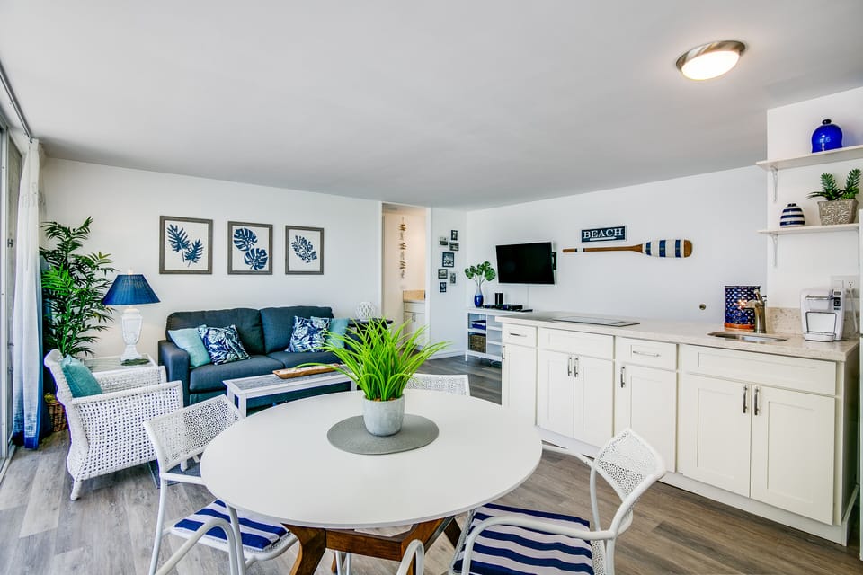 Our modern, bright 520ft apartment is super close to Waikiki Beach.