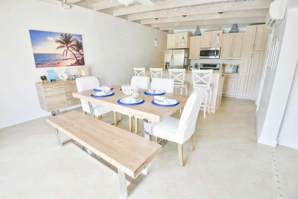 Dining/Entertainment Area