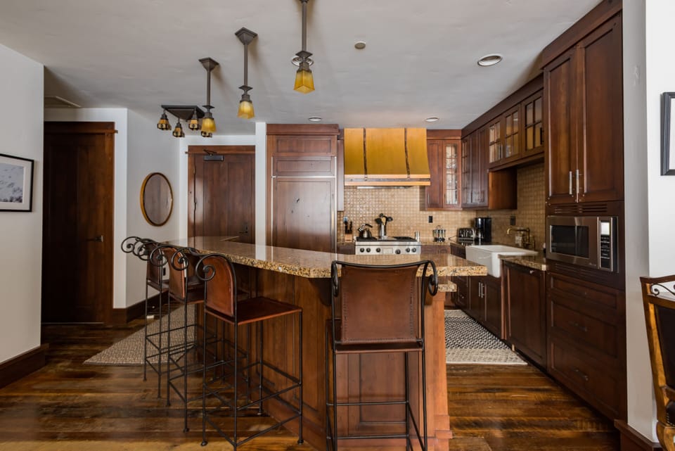 Full gourmet kitchen All Clad , insta pot, electric kettle, waffle maker, coffee
