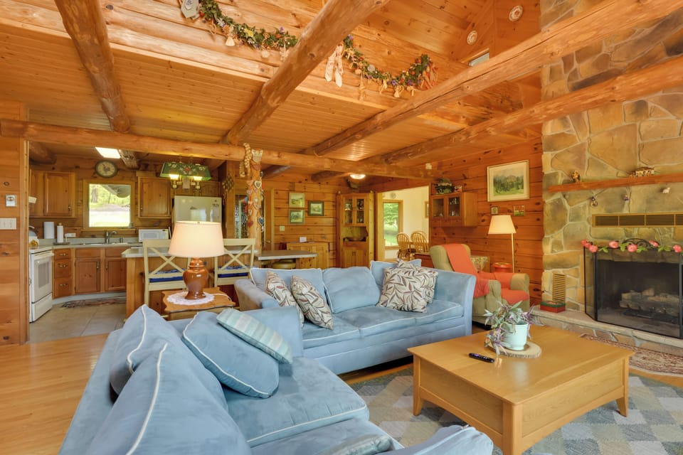 Living Room | 1st Floor | Smart TV | Open Floor Plan | Free WiFi