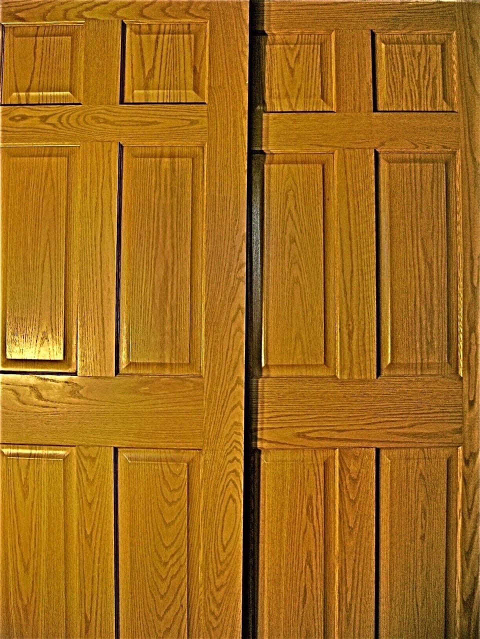 Beautiful solid oak doors, cabinets, trim and accents throughout!