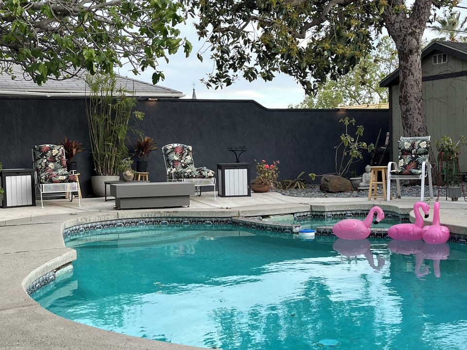 Pool, Spa, 4 Chaise's, Lots of Seating Areas, Patio Table, 