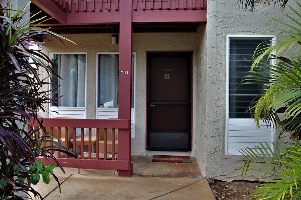 Front lanai, entry