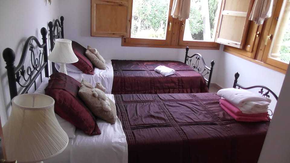 Twin bedroom memory foam mattress's and air con. 