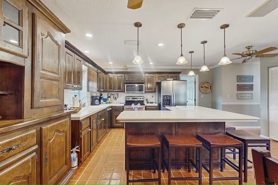 Great Kitchen Island that will seat 6 people.
