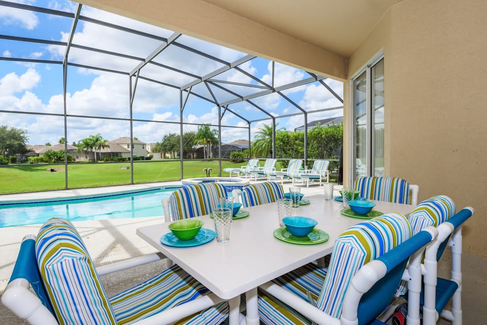 Enjoy lunch at the patio table