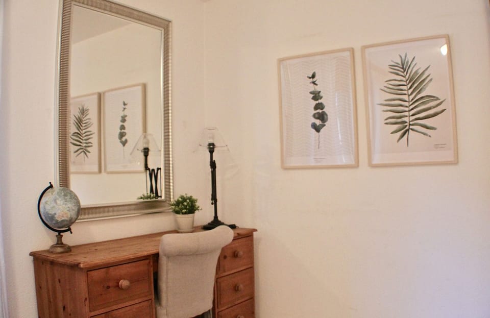 Desk/dressing table in guest bedroom 3