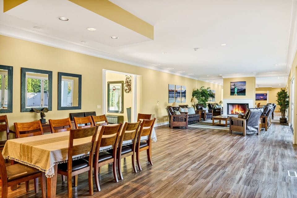 A 1,700 square foot dining room allows big groups to spread out. 