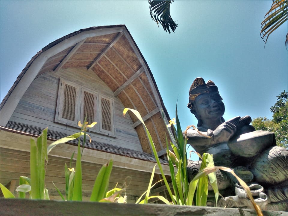 the Balinese " lumbung "  wood house