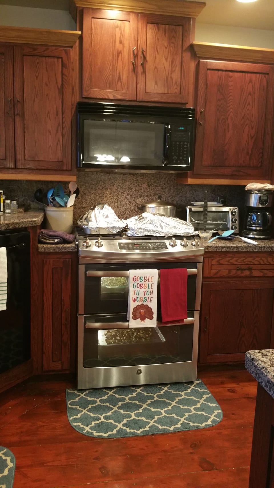 Beautiful kitchen with gas range and all the amenities!