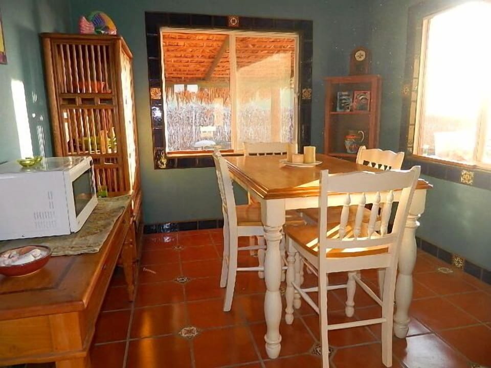 dining area/ table opens to seat 6 or more