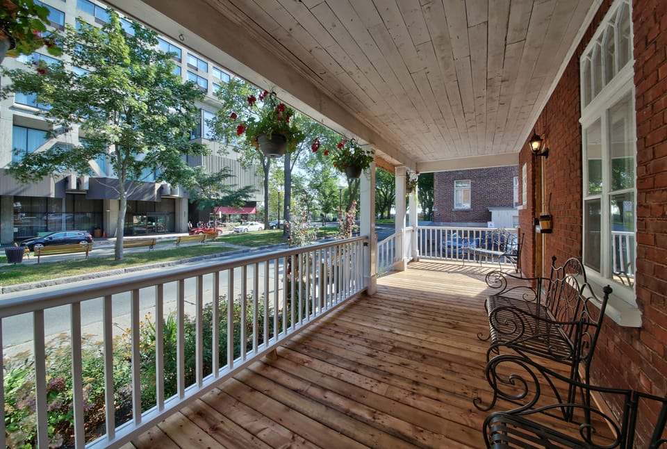 Les Maisons Montcalm - Front Porch