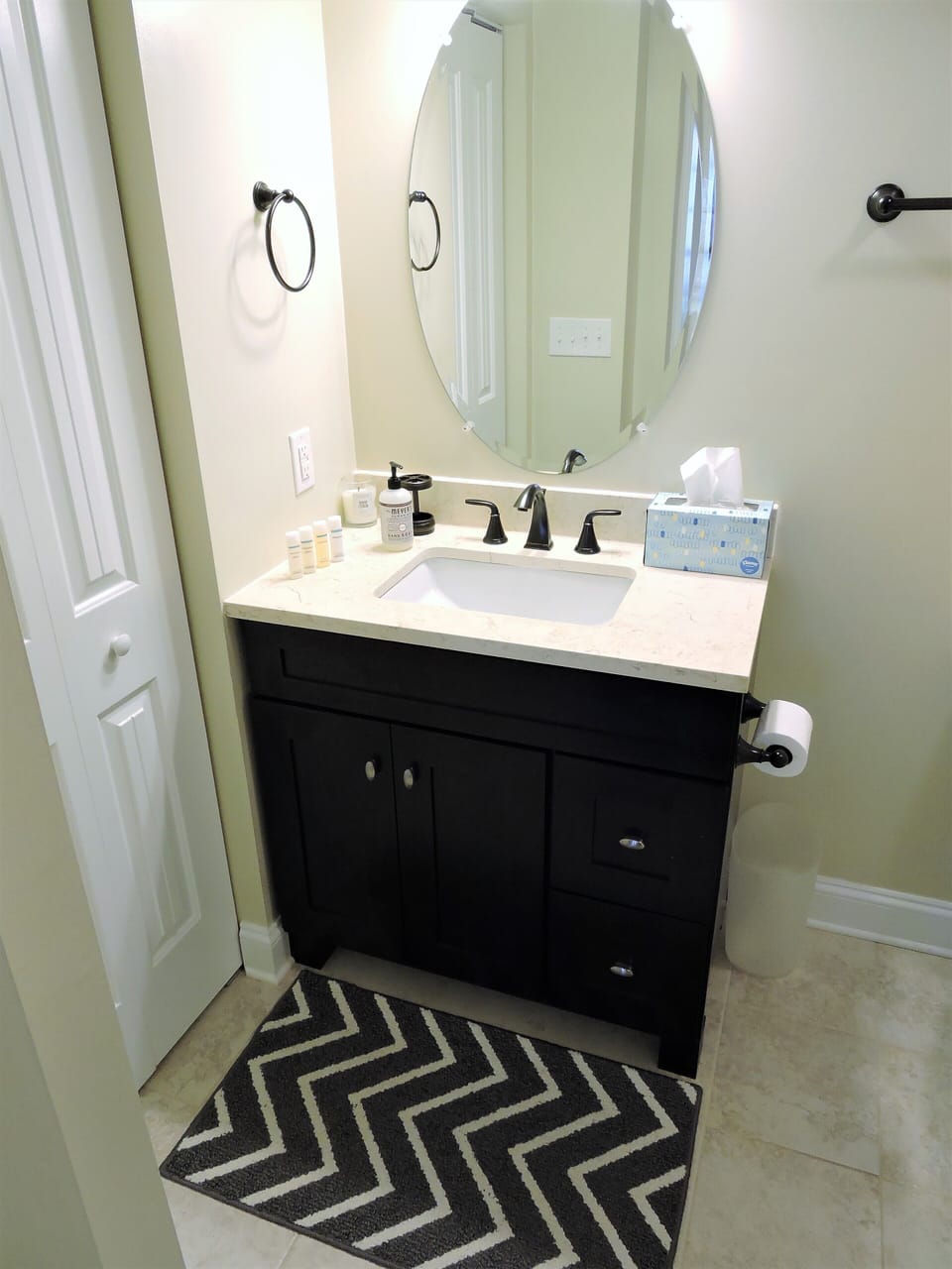 Bathroom. We have all the amenities for a relaxing stay.