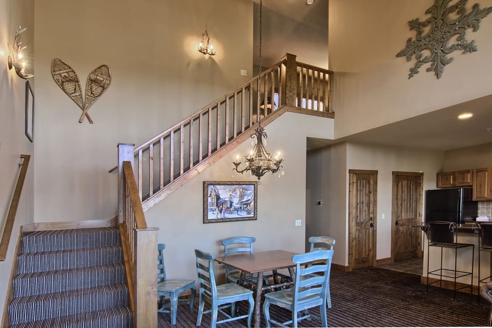 Open floor plan with sitting area in upstairs loft - Open floor plan with sitting area in upstairs loft
