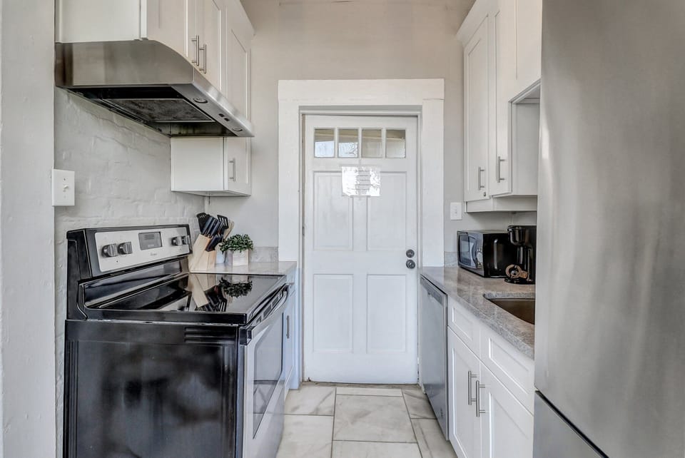 Fully equipped kitchen w/ New Stainless Steel Appliances